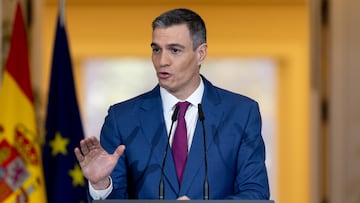 El presidente del Gobierno, Pedro S¨¢nchez, comparece para explicar el decreto que prorroga el escudo social tras una rueda de prensa posterior a la reuni¨®n del Consejo de Ministros, en el Palacio de la Moncloa, a 27 de diciembre de 2023, en Madrid (Espa?a). El Consejo de Ministros ha aprobado hoy la pr¨®rroga parcial del 'escudo social' para combatir los efectos de la inflaci¨®n, la crisis energ¨¦tica y la guerra de Ucrania, y mantendr¨¢ las medidas referentes al ¨¢mbito laboral, la imposibilidad de suspender los suministros b¨¢sicos, la ampliaci¨®n de los descuentos correspondientes al bono social el¨¦ctrico o la suspensi¨®n de los desahucios, seg¨²n han trasladado fuentes de Sumar. Adem¨¢s, se aprobar¨¢ el transporte p¨²blico gratis para j¨®venes y desempleados y se prorrogar¨¢n hasta junio las rebajas del IVA a alimentos. El nuevo paquete aprobado hoy en el ¨²ltimo Consejo de Ministros del a?o ser¨¢ el octavo impulsado por el Ejecutivo para seguir respondiendo al impacto de la guerra en Ucrania y el incremento de precios, una movilizaci¨®n de recursos que, hasta ahora, asciende a unos 47.000 millones de euros.
27 DICIEMBRE 2023;COMPLEJO DE LA MONCLOA;PEDRO S?NCHEZ;ESCUDO SOCIAL;GOBIERNO;TRANSPORTE P?BLICO GRATIS J?VENES
Eduardo Parra / Europa Press
27/12/2023