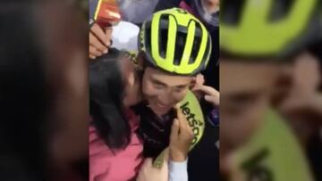 El abrazo entre Estaban Chaves y sus padres tas conseguir la etapa 19