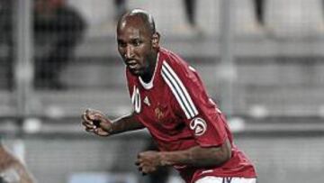 <b>BUEN PARTIDO.</b> Anelka no pudo batir a Elizaga pero dio un buen pase de gol a Gomis.