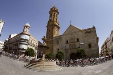 El pelotón saliendo de la localidad malagueña de Antequera, al comienzo de la novena etapa de la vuelta ciclista España que terminará en la jiennense de Valdepeñas de Jaén, con un recorrido total de 163,7 kilómetros