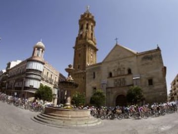 El pelotón saliendo de la localidad malagueña de Antequera, al comienzo de la novena etapa de la vuelta ciclista España que terminará en la jiennense de Valdepeñas de Jaén, con un recorrido total de 163,7 kilómetros