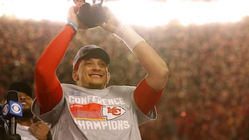 KANSAS CITY, MISSOURI - JANUARY 29: Patrick Mahomes #15 of the Kansas City Chiefs holds up the Lamar Hunt Trophy after defeating the Cincinnati Bengals 23-20 in the AFC Championship Game at GEHA Field at Arrowhead Stadium on January 29, 2023 in Kansas City, Missouri.   Kevin C. Cox/Getty Images/AFP (Photo by Kevin C. Cox / GETTY IMAGES NORTH AMERICA / Getty Images via AFP)