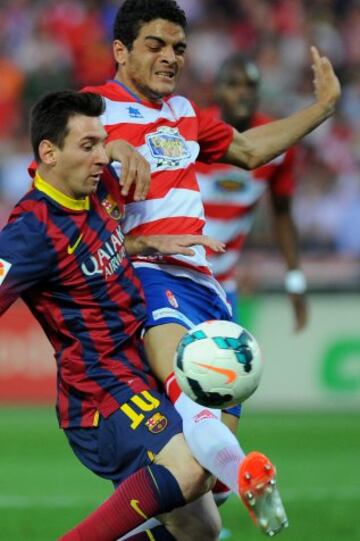 Lionel Messi yTiago Abiola Delfim, durante el partido de Liga en Primera División que disputan en el estadio Nuevo Los Cármenes