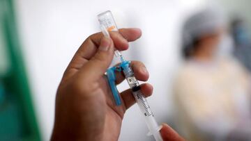 FILE PHOTO: A health worker prepares a Sinovac coronavirus disease (COVID-19) vaccine shot, in Tabatinga, state of Amazonas, Brazil January 19, 2021. REUTERS/Adriano Machado/File Photo