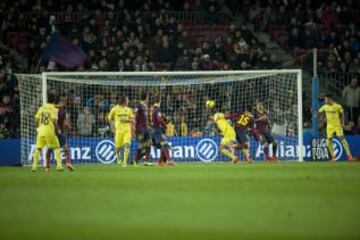 Barcelona-Villarreal. 1-1. Musacchio remata de cabeza el gol del empate.