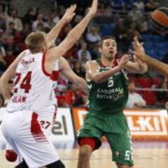 Bourousis (14) y Causer (22) acercan al Baskonia al Top-16