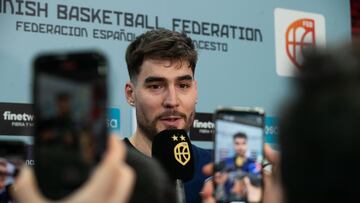 El jugador de la selección española de baloncesto Juancho Hernangomez atiende a los medios durante el entrenamiento que realiza el equipo este miércoles en Zaragoza para el partido del jueves contra Letonia en la primera ventana de clasificación para el Eurobasket de 2025.