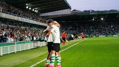 Peque y Arana se abrazan celebrando el primer gol del Racing al Burgos.