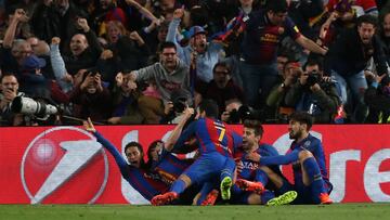 Neymar, Arda, Piqu&eacute; y Andr&eacute; Gomes celebran encima de Sergi Roberto el 6-1 ante el PSG. 