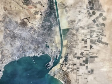 Ejemplo más emblemático de un canal artificial a nivel mundial, siendo una arteria vital para el comercio internacional. Separa geográficamente el continente africano del continente asiático (península del Sinaí).