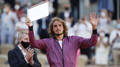 El tenista griego Stefanos Tsitsipas posa con el trofeo de subcampe&oacute;n tras caer ante Novak Djokovic en la final de Roland Garros 2021.