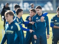 Pau Sans bromea con Raúl Guti y Tachi, en presencia de Aguirregabiria, durante un entrenamiento del Zaragoza.