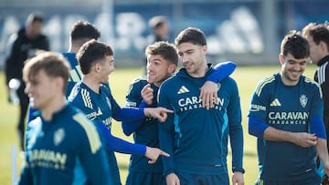 Pau Sans bromea con Raúl Guti y Tachi, en presencia de Aguirregabiria, durante un entrenamiento del Zaragoza.