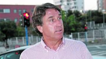 <b>CON EL AS. </b>Esteban Vigo, ayer, a su llegada a Alicante.