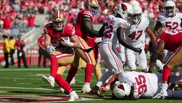 Christian McCaffrey anotó cuatro touchdowns, la mayor cantidad de su carrera en el décimo cuarto triunfo consecutivo en temporada de los 49ers