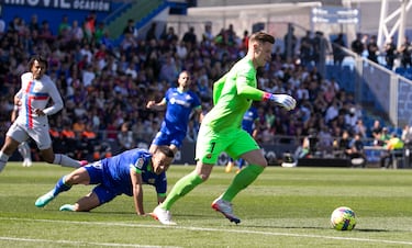 El centrocampista serbio del Getafe, Maksimović, ve como el portero alemán del Barcelona, Ter Stegen, se lleva el balón. 
 