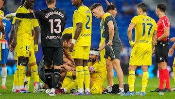 CORNELLÁ (BARCELONA), 26/09/2024.- El defensa del Villarreal Raúl Albiol (c) se lesiona tras chocar con Alejo Veliz, durante el partido de la séptima jornada de LaLiga entre el RCD Espanyol y el Villarreal CF, este jueves en el RCDE Stadium, en Cornellá (Barcelona). EFE/ Alejandro García