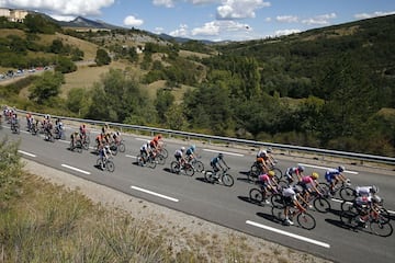 En una etapa ganada por Awout Van Aert, Alaphilippe perdió el liderato tras una penalización de 20 segundos. Adam Yates es el nuevo mailot amarillo y hay 4 colombianos en el top 10: Egan, Nairo, López y Chaves.