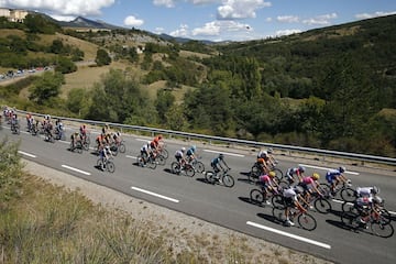 En una etapa ganada por Awout Van Aert, Alaphilippe perdió el liderato tras una penalización de 20 segundos. Adam Yates es el nuevo mailot amarillo y hay 4 colombianos en el top 10: Egan, Nairo, López y Chaves. 