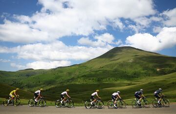 Jonas Vingegaard, Matteo Jorgenson y Wilco Kelderman del Team Visma-Lease a bike junto a Tadej Pogacar, Marc Soler, Tim Wellens y Adam Yates del UAE Team Emirates en acción durante el transcurso de la etapa.