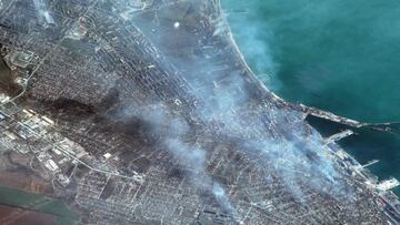 This satellite image released on April 12, 2022, by Maxar Technologies shows buildings on fire in western Mariupol, Ukraine, on April 9, 2022. (Photo by Satellite image xA92022 Maxar Technologies / AFP) / RESTRICTED TO EDITORIAL USE - MANDATORY CREDIT "AFP PHOTO / Satellite image xA92022 Maxar Technologies" - NO MARKETING - NO ADVERTISING CAMPAIGNS - DISTRIBUTED AS A SERVICE TO CLIENTS