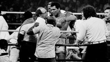 1 de octubre de 1975. 'A Thrilla in Manila'. Tercer combate entre Ali y Frazier. El dominio de Muhammad Ali y la gran resistencia de Joe Frazier pese al castigo recibido fueron los elementos que marcaron la pelea. Llegó el round 14 y el manager de Joe, Eddie Futch decidió que su boxeador no podía más y le dijo de manera contundente: “Todo terminó, nadie olvidará lo que hiciste aquí hoy”.
