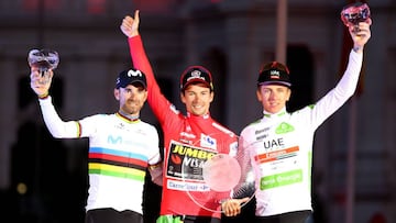 GRAF3153. MADRID, 15/09/2019.- El ciclista esloveno del equipo Jumbo-Visma, Prim&ocirc;z Roglic (c), celebra junto a Alejandro Valverde (i) del equipo Movistar, segundo clasificado y Tadej Pogacar (d) del equipo UAE Emirates, tercero, tras coronarse como ganador de La Vuelta a Espa&ntilde;a 2019, en la vig&eacute;simo primera y &uacute;ltima etapa que ha salido de Fuenlabrada y con meta en Madrid, con un recorrido de 106,6 kil&oacute;metros. EFE/Javier Liz&oacute;n