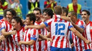 <b>ALEGRÍA. </b>Los jugadores del Atlético rodean a Cebolla tras haber marcado ante el Viktoria Plzen.