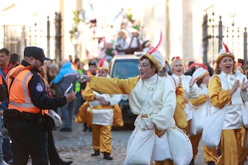 Miles de sevillanos han arropado a los Reyes Magos a su llegada a la ciudad hispalense.