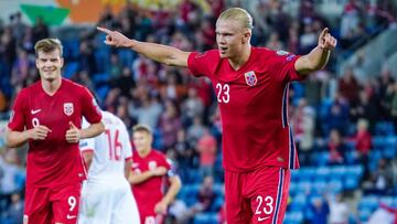 Erling Braut Haaland celebra un gol con la selecci&oacute;n noruega.