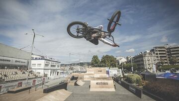 El rider de BMX de Vigo Sa&uacute;l Vilar realizando un a&eacute;reo durante la competici&oacute;n de BMX Junior del Queimada Contest de O Marisqui&ntilde;o 2021. 