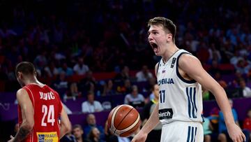 Slovenia&#039;s guard Luka Doncic (R) reacts during the FIBA Eurobasket 2017 men&#039;s Final basketball match between Slovenia and Serbia at Sinan Erdem Sport Arena in Istanbul on September 17, 2017.  / AFP PHOTO / OZAN KOSE