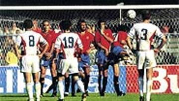 Míchel quitó la cara en la barrera ante Yugoslavia y por ahí entró el balón del gol plavi.