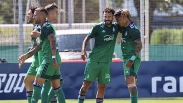 Chimy celebra su gol con sus compa&ntilde;eros