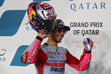 Enea Bastianini celebrando la victoria en el Grran Premio de Qatar. 