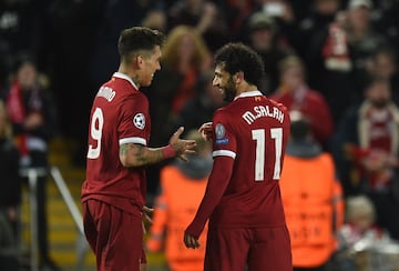 4-0. Roberto Firmino celebró el cuarto gol con Mohamed Salah.