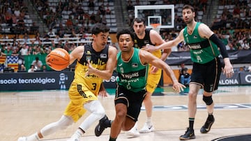 El escolta de La Laguna Tenerife Jaime Fernández (i) lucha con el base norteamericano del Joventut de Badalona Devon Dotson (d) durante el segundo partido de la eliminatoria de los cuartos de final de la Liga Endesa, entre el Joventut y La Laguna Tenerife, disputado este miércoles, en el Pabellón Olímpico de Badalona (Barcelona).