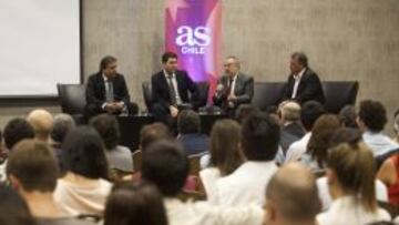 MULTITUDINARIO. Alfredo Rela&ntilde;o se dirige a los invitados en el acto de presentaci&oacute;n de AS Chile, junto a Leopoldo Iturra, Cristian Arcos y El&iacute;as Figueroa.
 