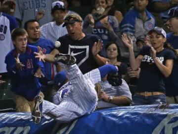 Anthony Rizzo de los Chicago Cubs intenta atrapar la bola durante el partido contra los Detroit Tigers. 