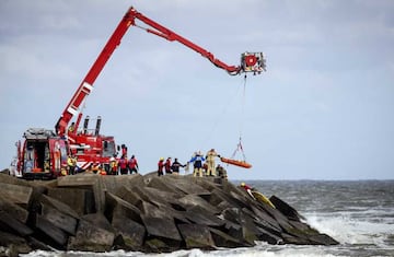 Guardacostas, policía, bomberos y KNRM sacan del agua uno de los cuerpos de los surfistas fallecidos en la playa de Scheveningen (La Haya, Países Bajos).