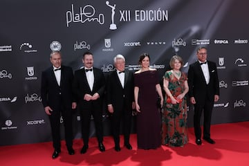 Enrique Cerezo e Isabel D¨ªaz Ayuso junto a otros invitados posan en la alfombra roja.