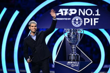 Carlos Alcaraz recibe el trofeo de número 1 del ranking ATP 2025 durante una ceremonia celebrada en Turín. 