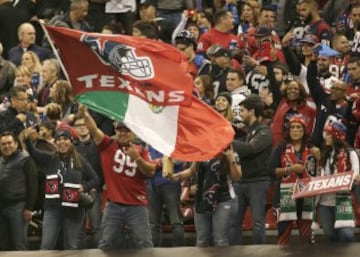 El color de la afición de la NFL en en el Estadio Azteca