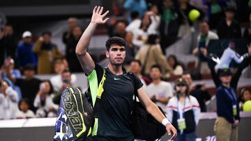 Carlos Alcaraz se despide del p¨²blico del China Open.