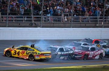 No hay carrera sin accidentes en la NASCAR y el protagonizado por Michael McDowell (34) en la GEICO 500 de Talladega (Alabama) fue decisivo. Afrontaba l¨ªder la ¨²ltima vuelta de la d¨¦cima cita del campeonato e intent¨® bloquear a sus rivales para asegurarse la victoria, pero en su lugar fue golpeado por Keselowski (6) y provoc¨® el caos.