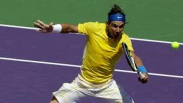 <b>VUELO. </b>Nadal salta para restar una bola a mitad de pista en el partido frente a Andy Roddick.