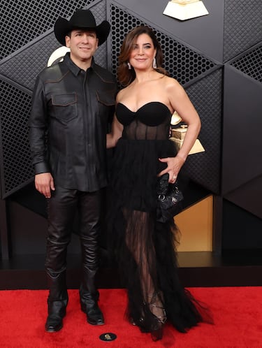 Bobby Pulido y Mariana Morales posan en la alfombra roja. 