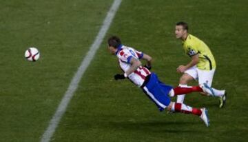 El delantero croata del Atlético de Madrid Mario Mandzukic (i) remata para marcar gol al L'Hospitalet durante el partido de vuelta de los dieciseisavos de final de la Copa del Rey que se juega esta tarde en el estadio Vicente Calderón.