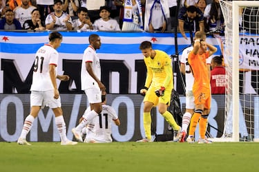 El portero del Milan, Lorenzo Torriani, celebra la ocasión perdida del Real Madrid. 
