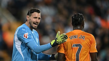 Stole Dimitrievski y Vinicius.